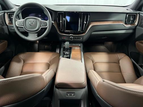 2022 Volvo XC60 B5 Momentum