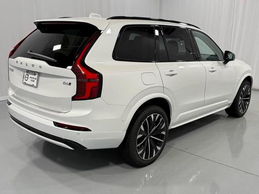 2026 Volvo XC90 B6 Ultra Dark Theme 7-Seater