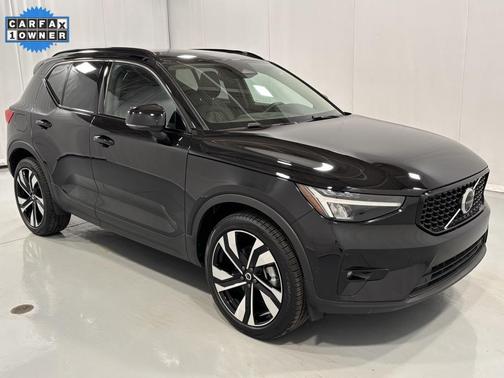 2025 Volvo XC40 B5 Plus Dark Theme