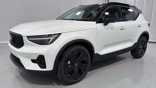 Crystal White 2026 Volvo XC40 B5 Ultra Black Edition