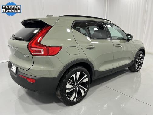 2024 Volvo XC40 B5 Plus Dark Theme