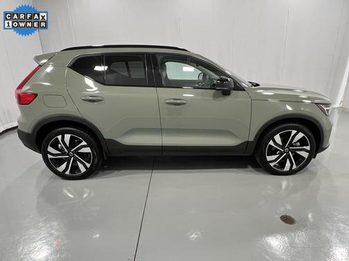 2024 Volvo XC40 B5 Plus Dark Theme