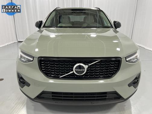 2024 Volvo XC40 B5 Plus Dark Theme