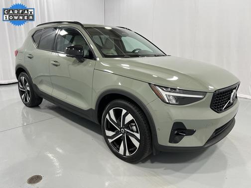 2024 Volvo XC40 B5 Plus Dark Theme