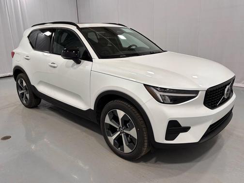 2026 Volvo XC40 B5 Core