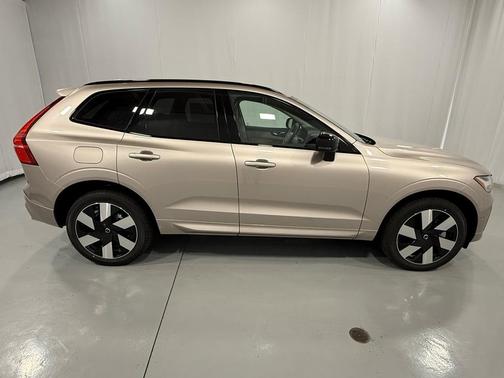2025 Volvo XC60 Plug-In Hybrid T8 Plus