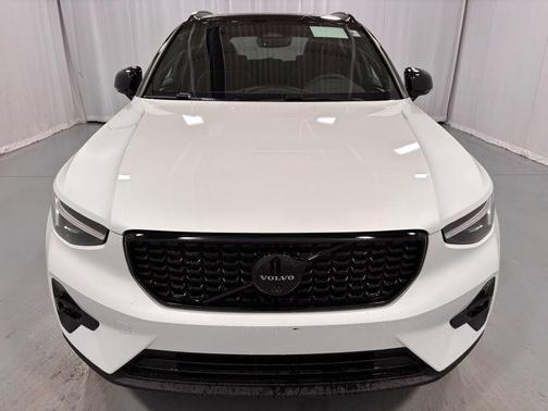 2026 Volvo XC40 B5 Ultra Black Edition