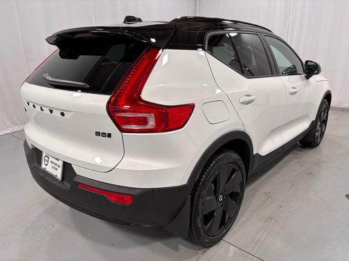 2026 Volvo XC40 B5 Ultra Black Edition