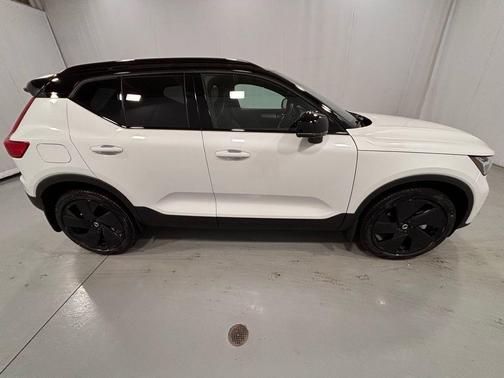 2026 Volvo XC40 B5 Ultra Black Edition