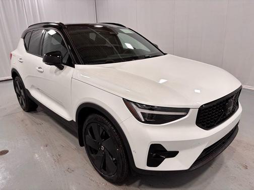 2026 Volvo XC40 B5 Ultra Black Edition