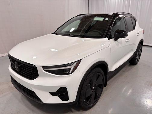 Crystal White 2026 Volvo XC40 B5 Ultra Black Edition