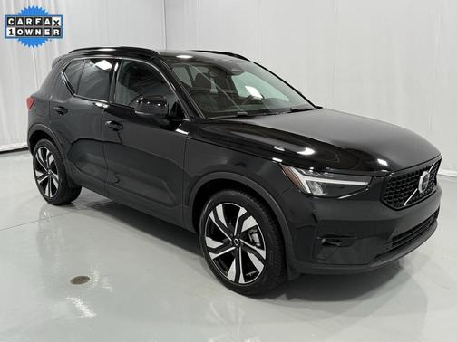 2024 Volvo XC40 B5 Plus Dark Theme