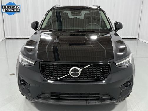 2024 Volvo XC40 B5 Plus Dark Theme