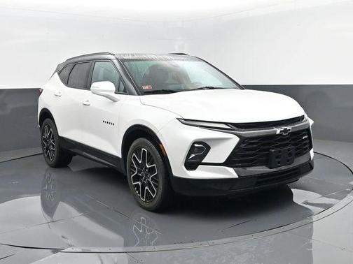 Iridescent Pearl Tricoat 2023 Chevrolet Blazer RS