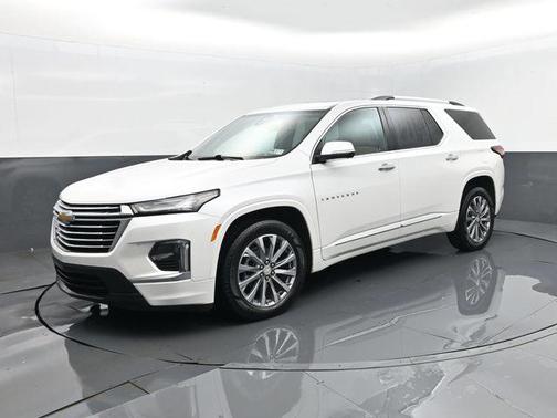 Iridescent Pearl Tricoat 2023 Chevrolet Traverse Premier