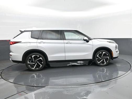 White 2023 Mitsubishi Outlander SE Special Edition