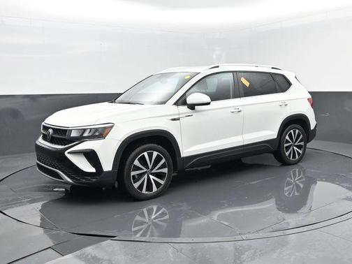 Pure White 2022 Volkswagen Taos 1.5T SE