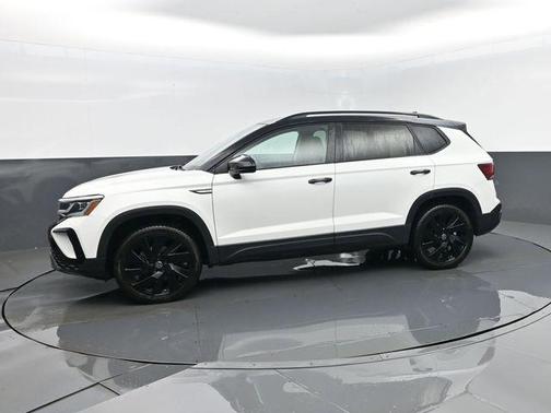 Pure White / Black Roof 2024 Volkswagen Taos 1.5T SE Black