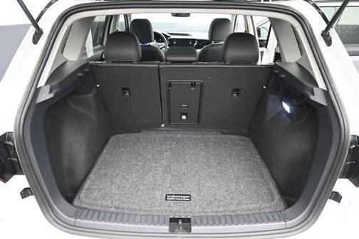 Pure White / Black Roof 2024 Volkswagen Taos 1.5T SE Black