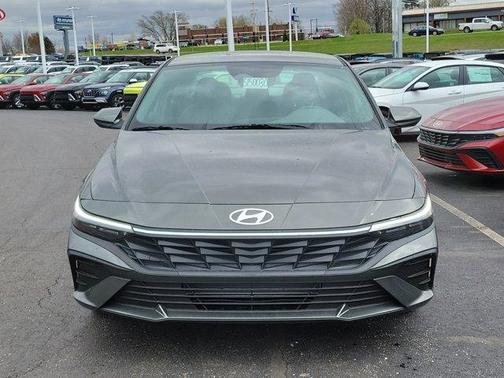 2025 Hyundai ELANTRA SE