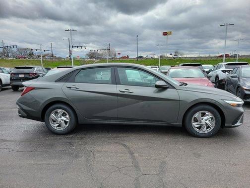 2025 Hyundai ELANTRA SE