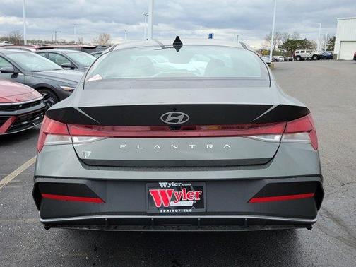 2025 Hyundai ELANTRA SE
