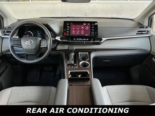2022 Toyota Sienna LE
