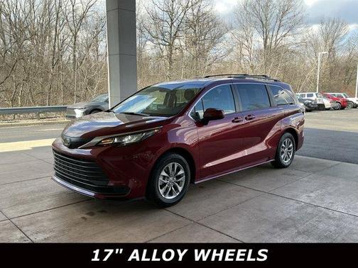 2022 Toyota Sienna LE