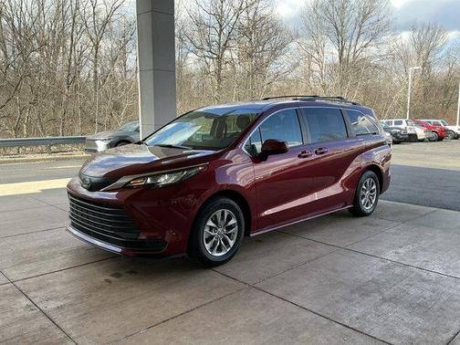 2022 Toyota Sienna LE