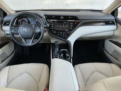 2020 Toyota Camry Hybrid XLE