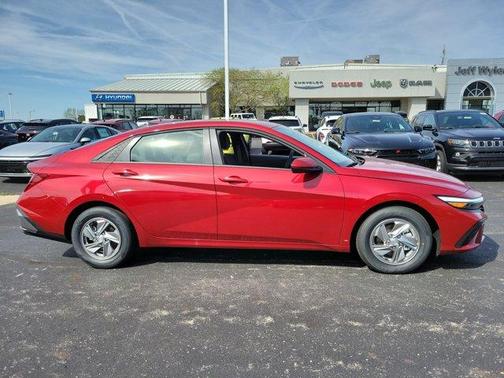 2025 Hyundai ELANTRA SE