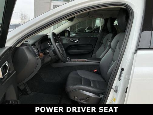 2023 Volvo XC60 B5 Plus Dark Theme