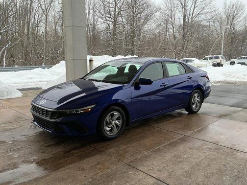 2024 Hyundai ELANTRA SE