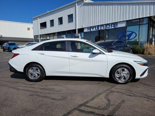 2025 Hyundai ELANTRA SE