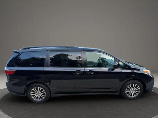 2020 Toyota Sienna XLE