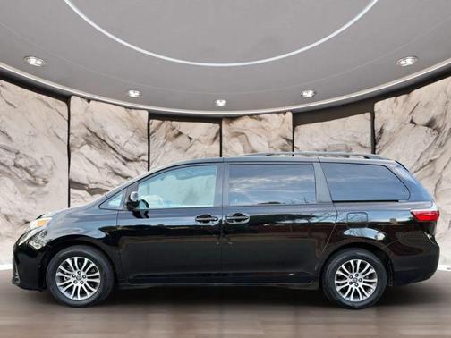 2020 Toyota Sienna XLE
