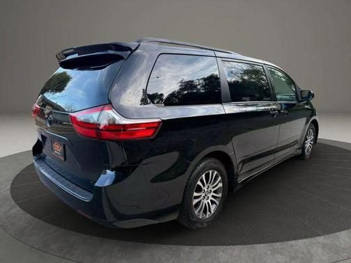 2020 Toyota Sienna XLE