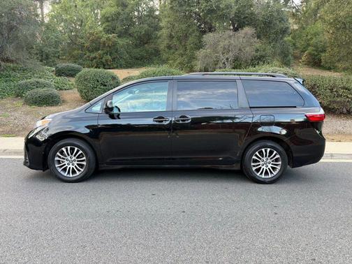 2020 Toyota Sienna XLE