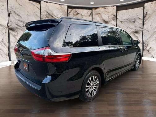 2020 Toyota Sienna XLE