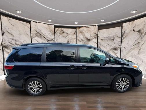 2020 Toyota Sienna XLE