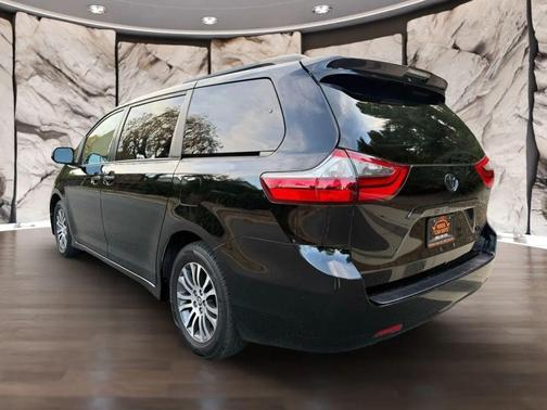 2020 Toyota Sienna XLE
