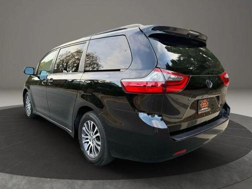 2020 Toyota Sienna XLE