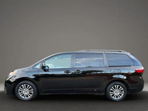 2020 Toyota Sienna XLE