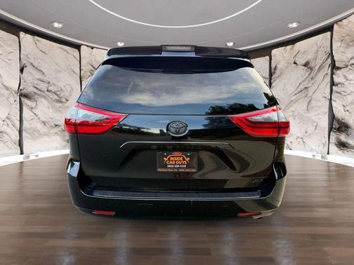 2020 Toyota Sienna XLE