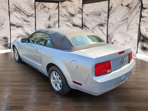2005 Ford Mustang Deluxe