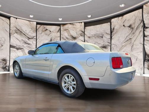 2005 Ford Mustang Deluxe