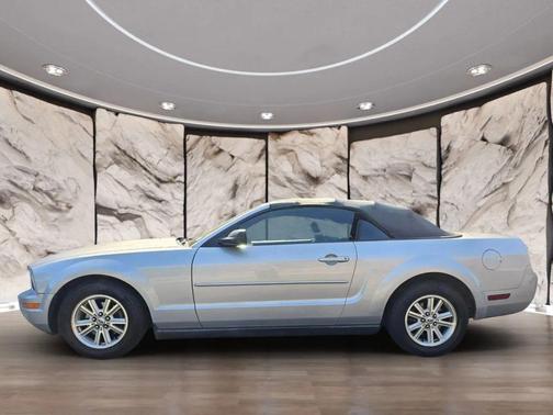 2005 Ford Mustang Deluxe