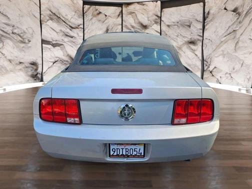 2005 Ford Mustang Deluxe