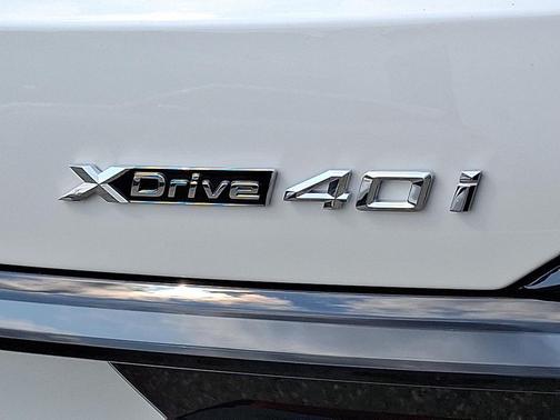 Mineral White Metallic 2027 BMW X7 xDrive40i