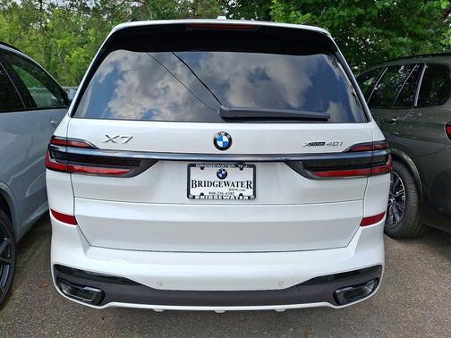 Mineral White Metallic 2027 BMW X7 xDrive40i